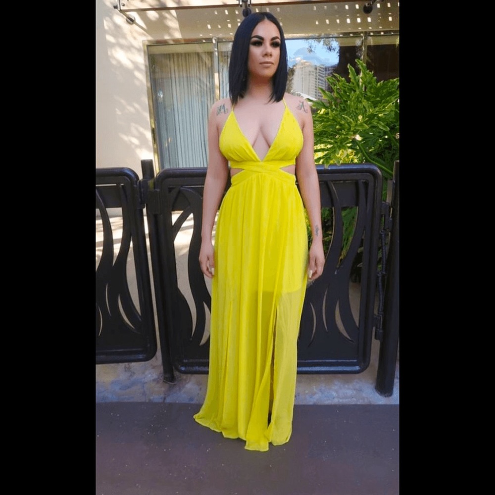 💛SALE💖Maxi Dress With Cut Out Waist💖💛 - Picture 2 of 5